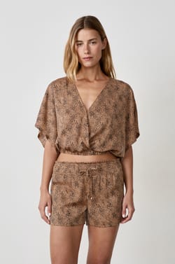 Short-sleeved satin top;${refinementColor}