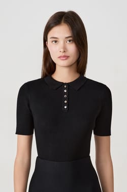 Playera de manga corta de canalé con cuello abotonado;${refinementColor}