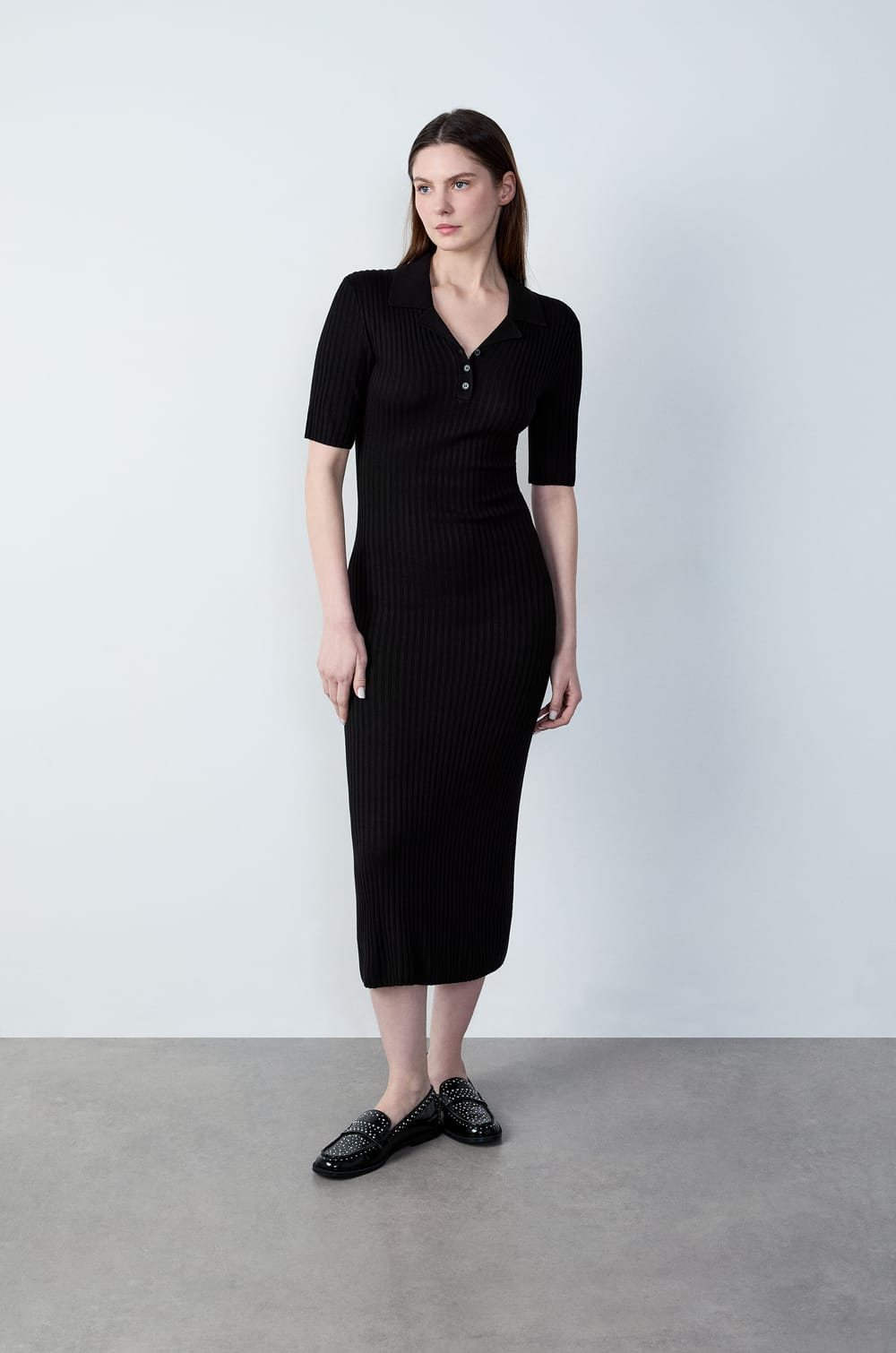 Long knit dress with short sleeves;${refinementColor}