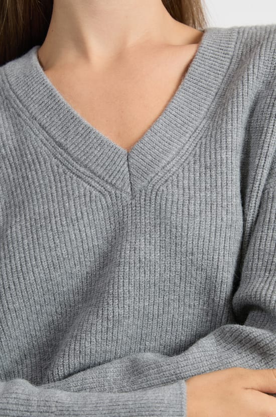 Pull manches longues col V;${refinementColor}