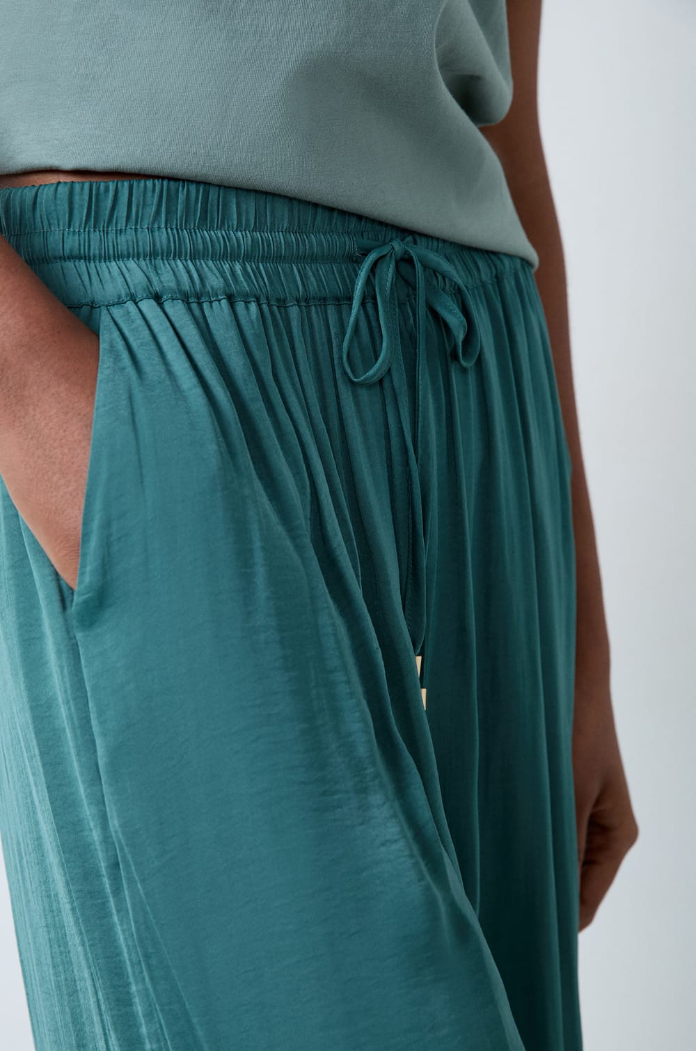 Wide-cut satin trousers;${refinementColor}