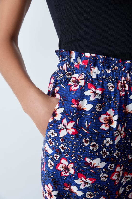Pantalon large &agrave; motifs fleuris;${refinementColor}