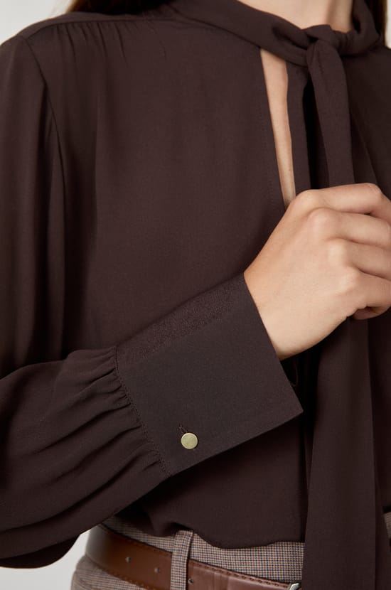 Blouse met strik aan de voorkant;${refinementColor}
