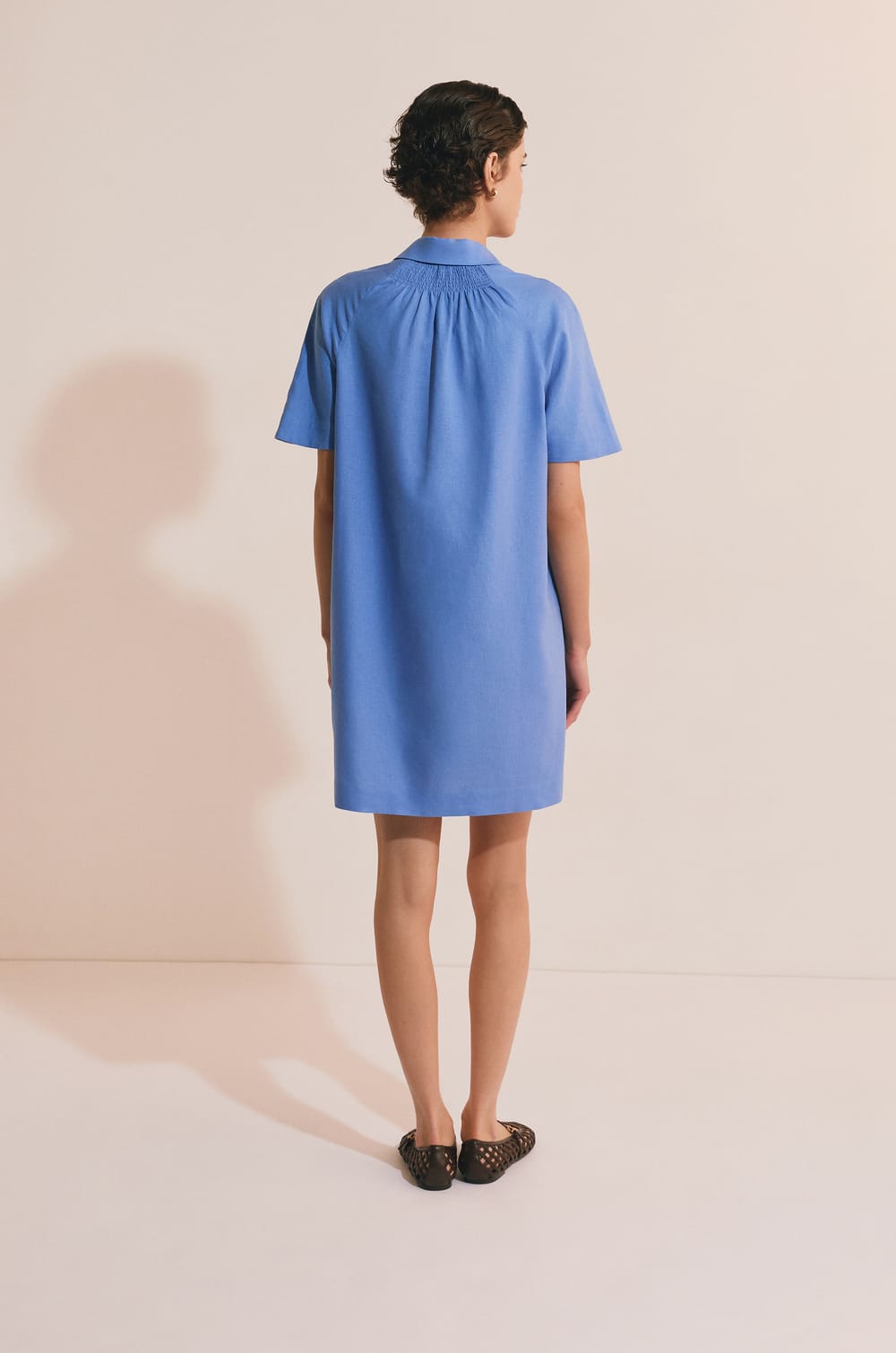 Robe courte avec lin;${refinementColor}