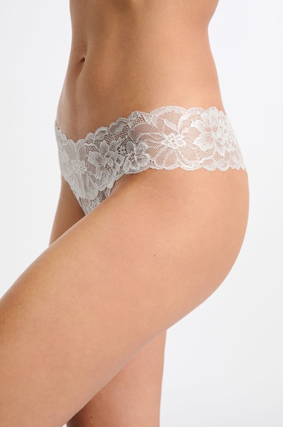 Tanga en dentelle;${refinementColor}