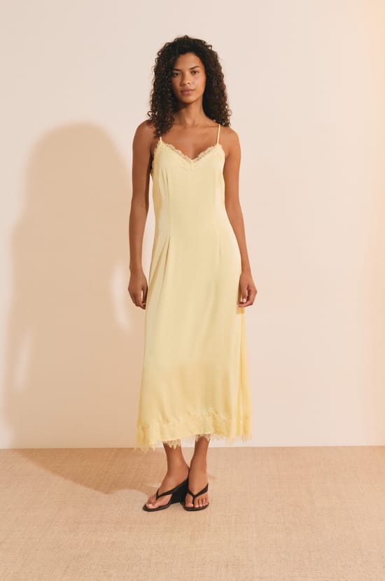 Robe longue &agrave; bretelles avec d&eacute;tails dentelle;${refinementColor}