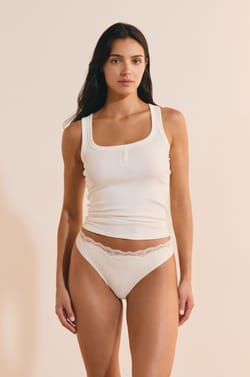 Tanga de microfibra con detalles de encaje;${refinementColor}
