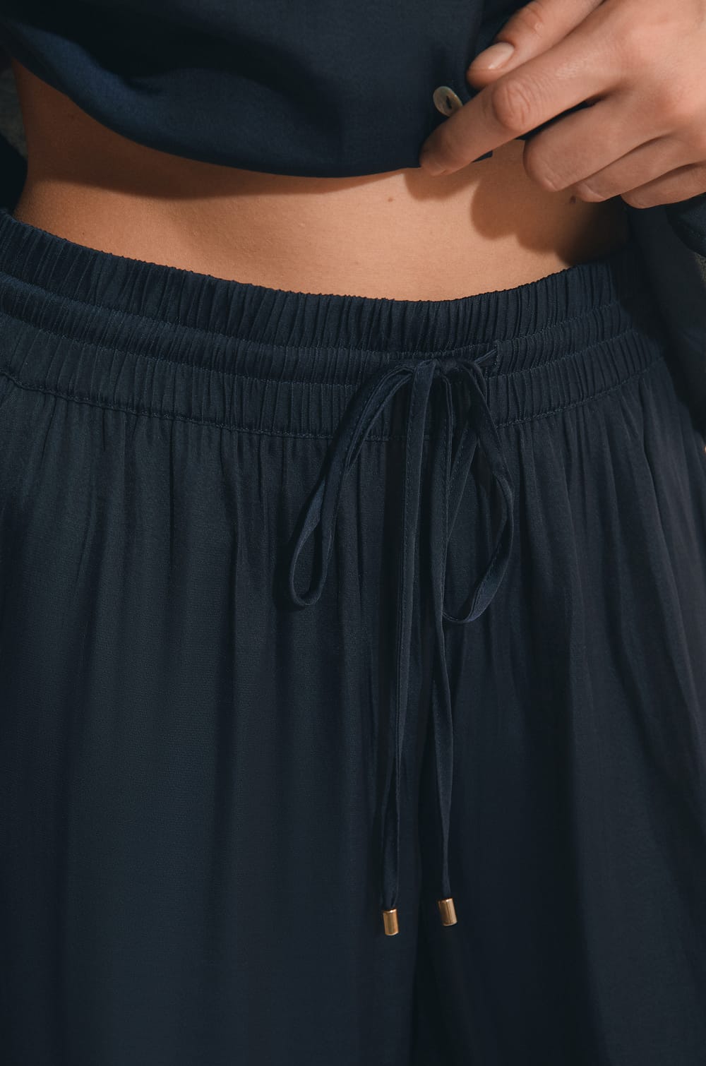 Pantalon satin&eacute; coupe large;${refinementColor}