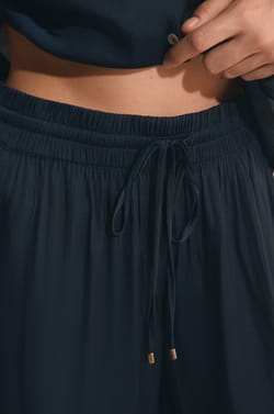 Pantalon satin&eacute; coupe large;${refinementColor}