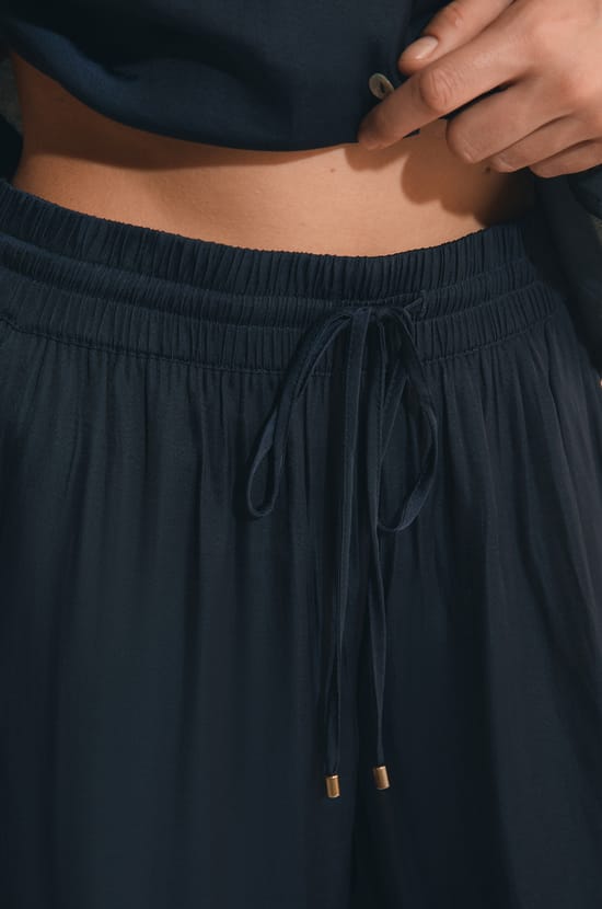 Pantalon satin&eacute; coupe large;${refinementColor}