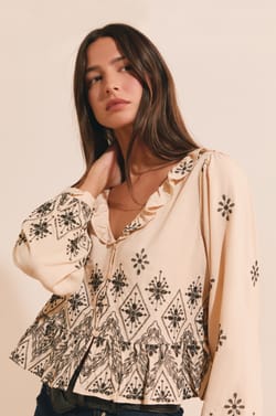 Chemise avec d&eacute;tails en broderie;${refinementColor}