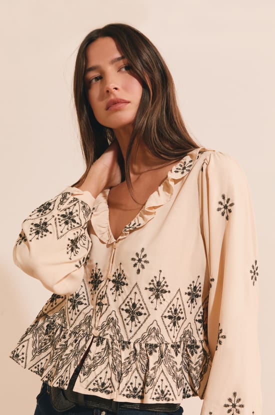 Chemise avec d&eacute;tails en broderie;${refinementColor}