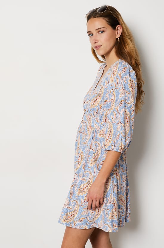 Short dress with a pattern and 3/4 sleeves;${refinementColor}