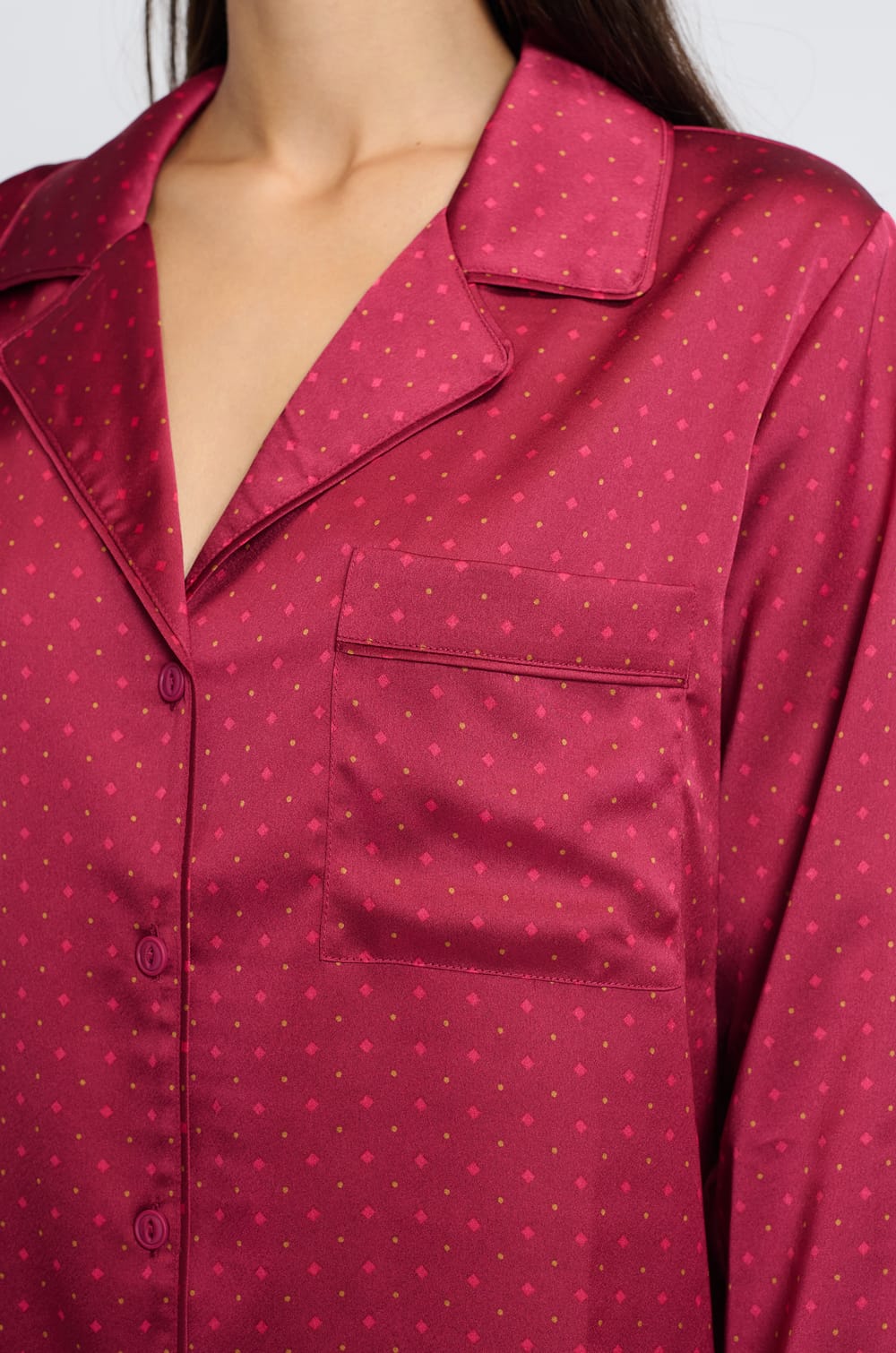 Chemise de pyjama satiné à manches longues;${refinementColor}