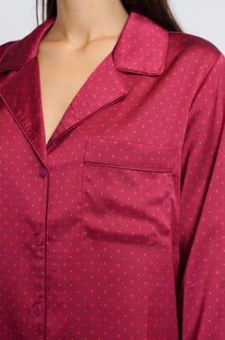 Chemise de pyjama satiné à manches longues;${refinementColor}