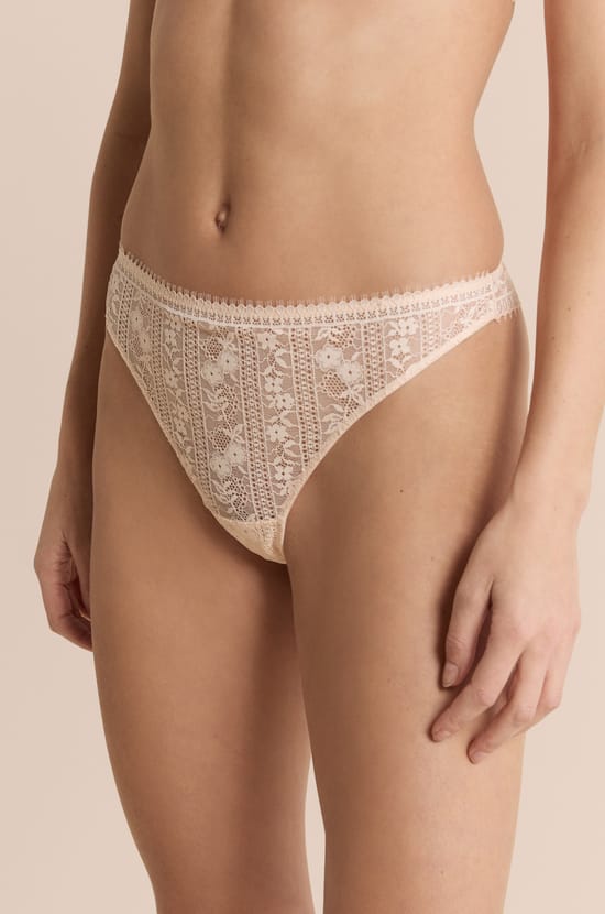 Majtki typu tanga z koronką;${refinementColor}