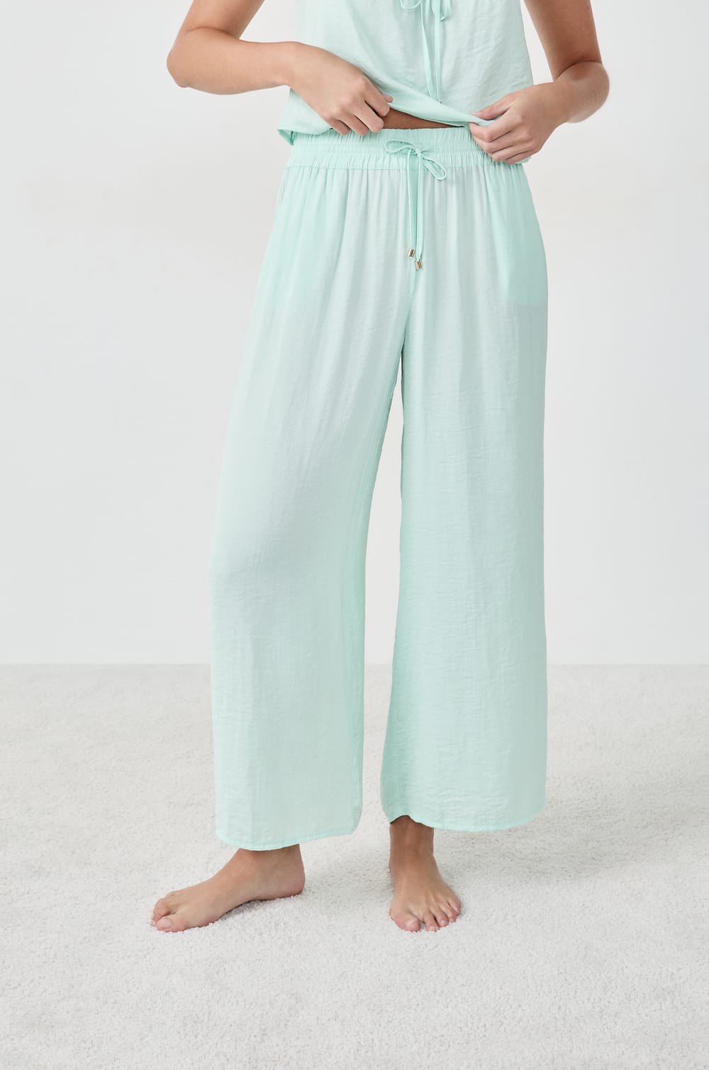 Pantalón satinado corte ancho;${refinementColor}
