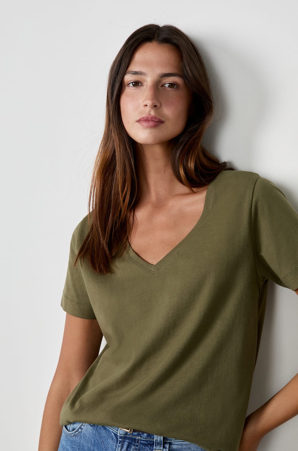 T-shirt col V manches courtes en coton;${refinementColor}