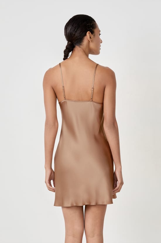 Camisón de seda con detalles de encaje;${refinementColor}