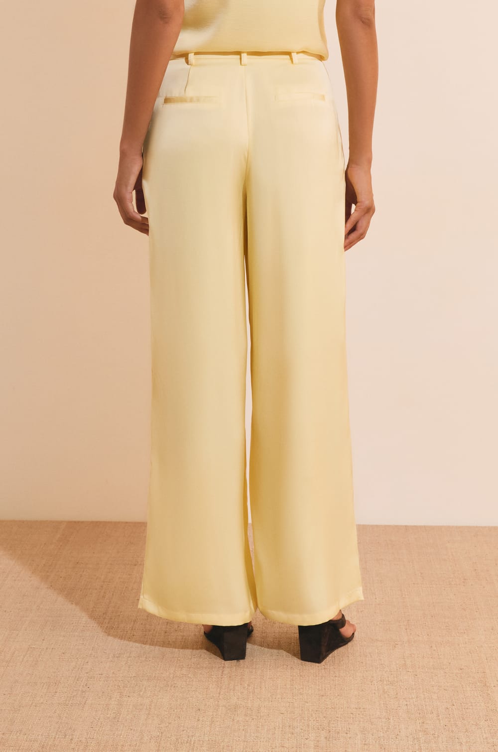 Pantalon fluide satin&eacute;;${refinementColor}