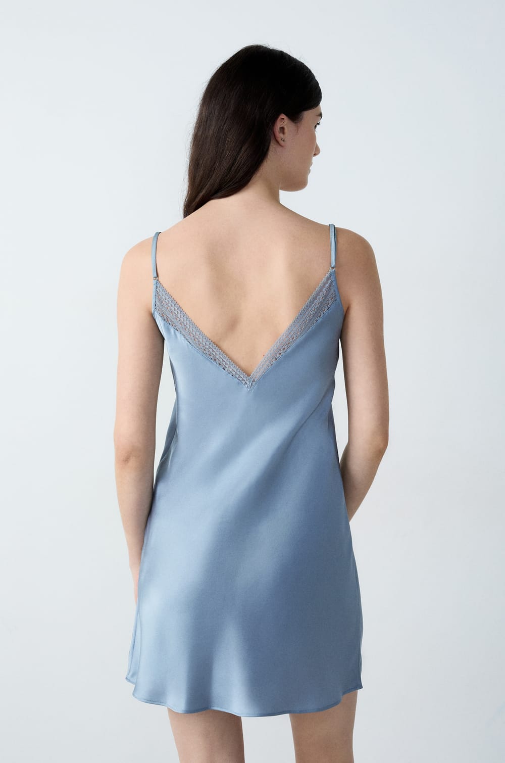 Camisón corto de satén con detalles de encaje;${refinementColor}