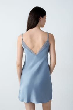 Camisón corto de satén con detalles de encaje;${refinementColor}