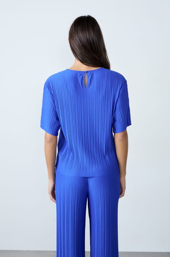 Short-sleeved pleated top;${refinementColor}