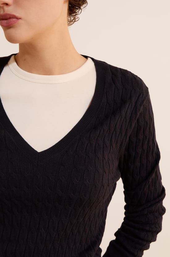 Pull col V en maille fine ;${refinementColor}