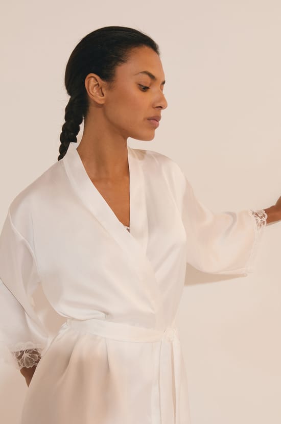 D&eacute;shabill&eacute; de pyjama satin&eacute; avec d&eacute;tail en dentelle;${refinementColor}