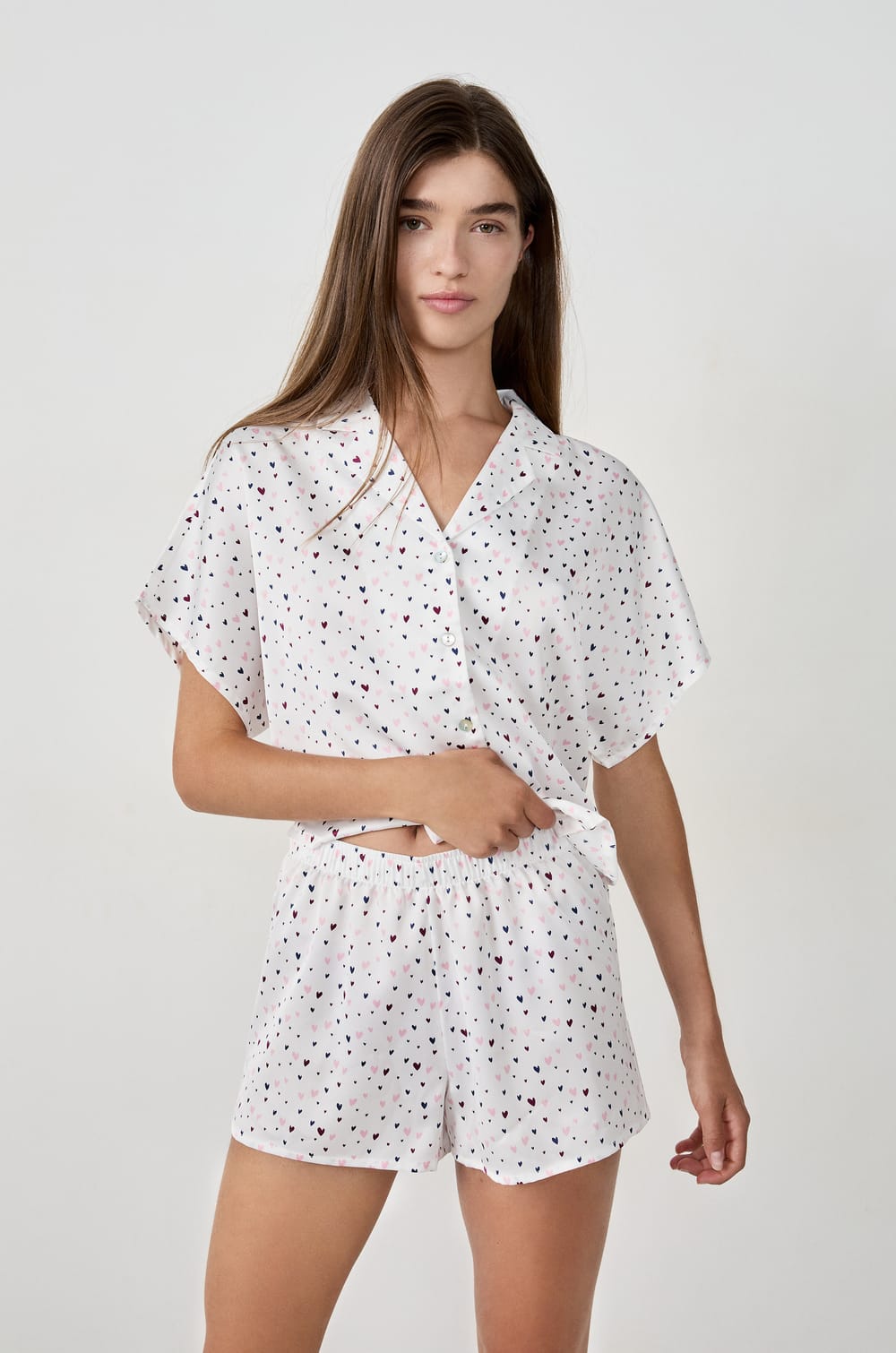 Short de pyjama en satin imprimé cœurs;${refinementColor}