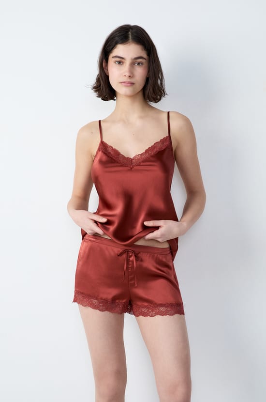 Short de pyjama en soie détails dentelle;${refinementColor}