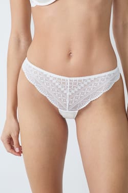 Tanga de encaje con diseño gráfico;${refinementColor}