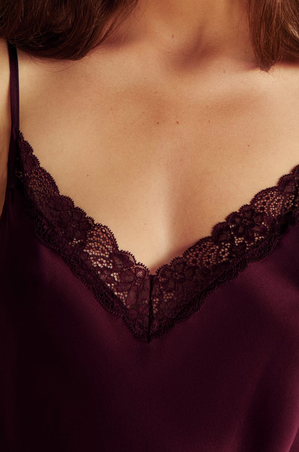 Camis&oacute;n corto de seda con detalles de encaje;${refinementColor}