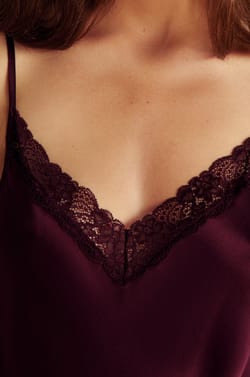 Camis&oacute;n corto de seda con detalles de encaje;${refinementColor}