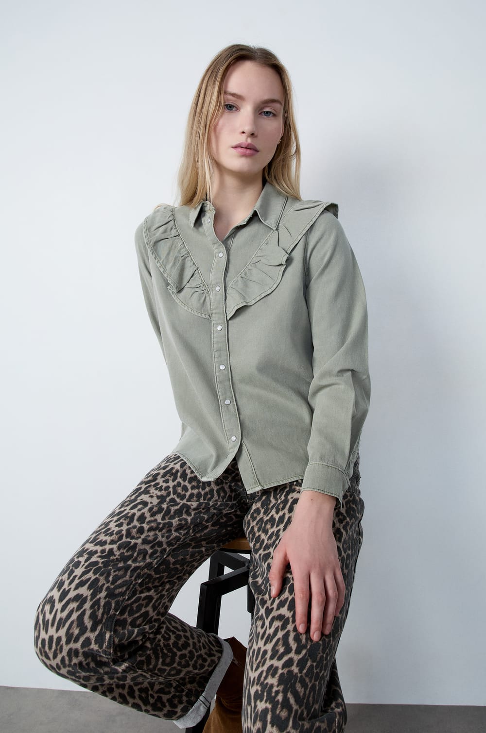 Long-sleeved shirt with ruffles;${refinementColor}