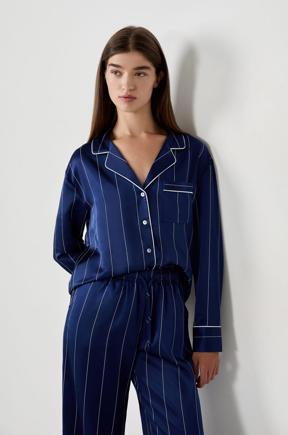 Chemise de pyjama en satin à rayures;${refinementColor}