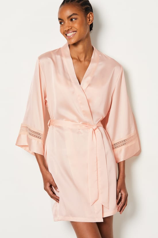 Bata de satén con detalles de encaje;${refinementColor}