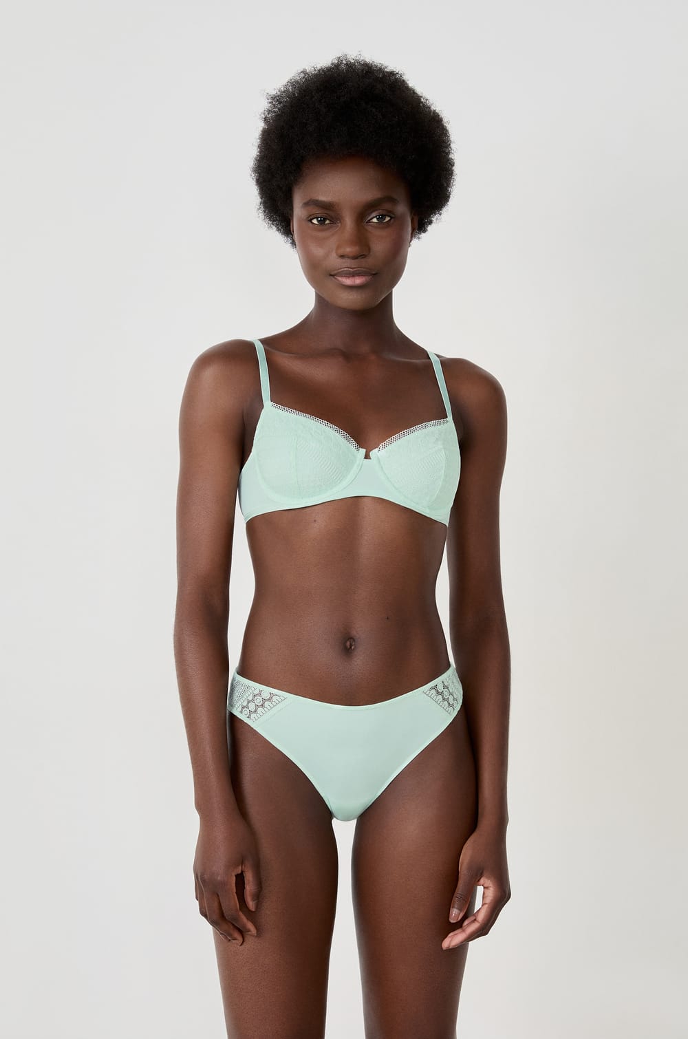 Braguitas de encaje;${refinementColor}