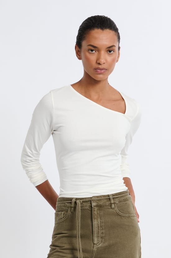 T-shirt manches longues col asymétrique en coton;${refinementColor}