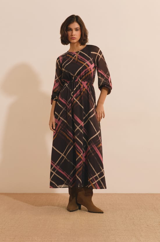 Robe longue fluide &agrave; motif quadrill&eacute;;${refinementColor}