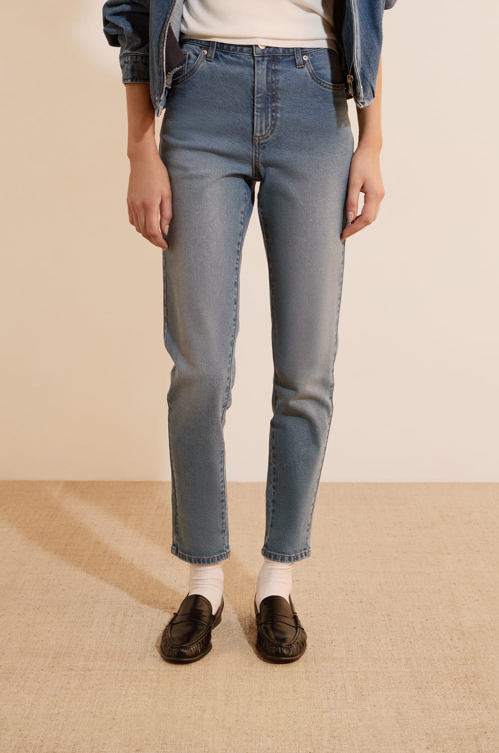 Slim Cut Jeans;${refinementColor}