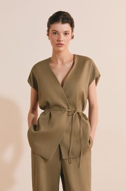Veste kimono sans manches;${refinementColor}