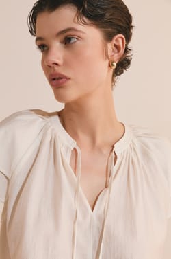 Top manches courtes bouffantes &agrave; nouer;${refinementColor}