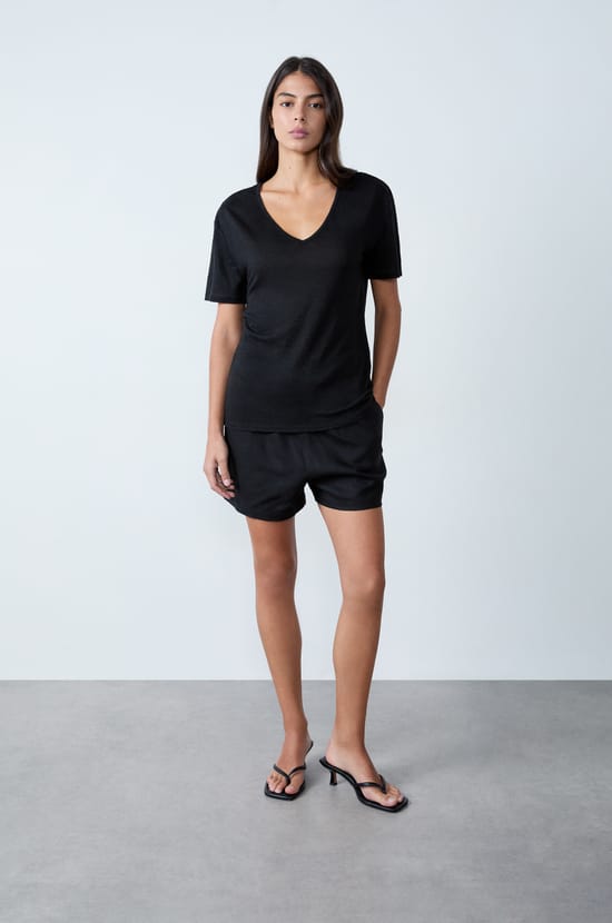 V-neck linen T-shirt;${refinementColor}