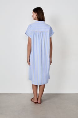 Robe chemise manches courtes à rayures;${refinementColor}