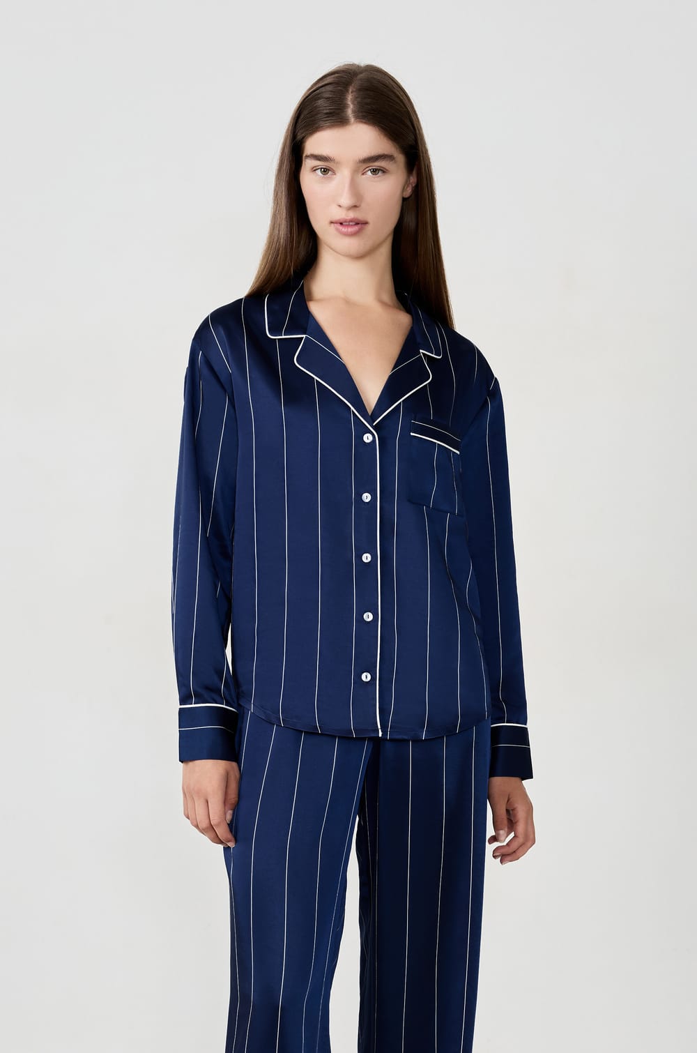 Satynowa koszula piżamowa w paski;${refinementColor}