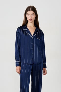 Satynowa koszula piżamowa w paski;${refinementColor}