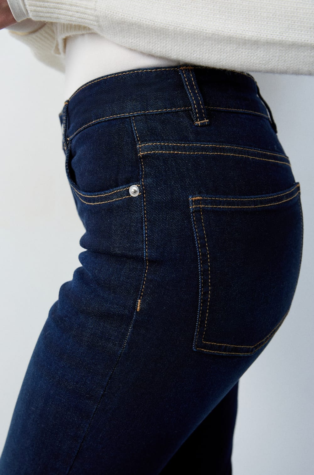 Straight Cut Jeans;${refinementColor}