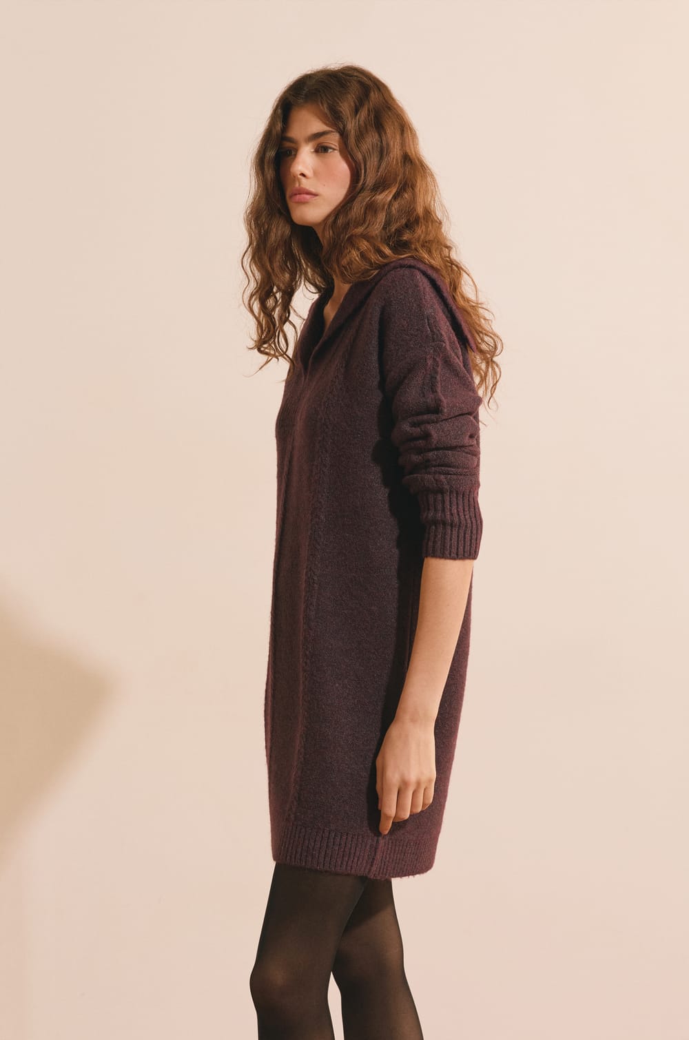 Robe courte col V avec laine;${refinementColor}