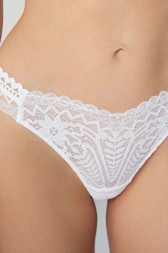 Tanga en dentelle;${refinementColor}